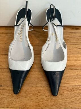 Authentic CHANEL Vintage White and Navy Pointed Slingback Pumps Size 37.5